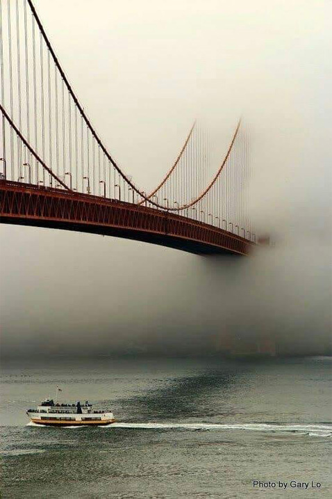 GoldenGateInFog