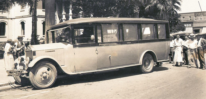 PierceArrowCamperCourthouse1924