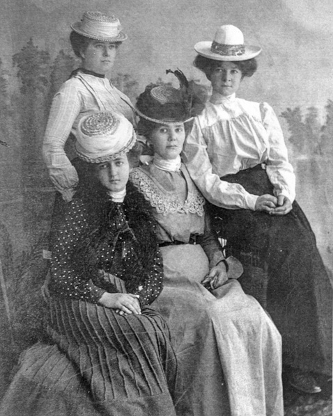 PalaceHotelWaitresses1900