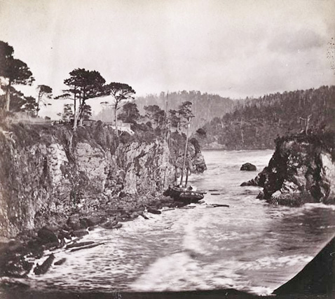 SchoonerOnRocks